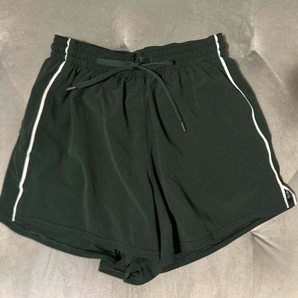 lululemon athletica Women's High-Rise Relaxed Shorts 3" - Green - Picture 1 of 4